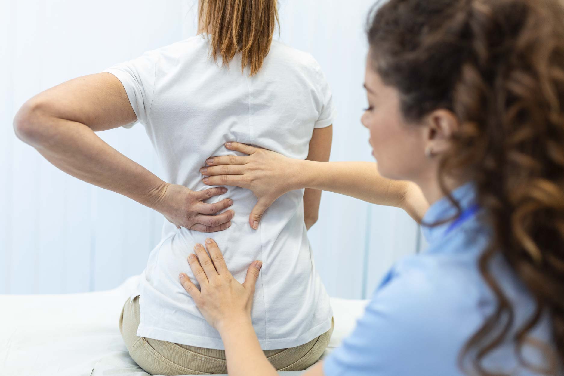 La escoliosis es una desviación lateral de la columna vertebral, un fenómeno que suele manifiestarse durante la adolescencia. ¡Entra y lee nuestro artículo!